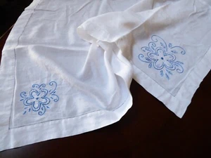 "Paño de mesa de té blanco hecho a mano con flores azules bordadas con acento 43"" x 42" - Imagen 1 de 8