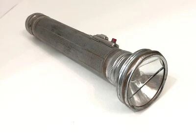 Encendedor de metal Radyansky vintage con un tigre en pilas de la URSS Foto 1 de 4