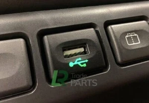 LAND ROVER DEFENDER TD5 + PUMA /DISCOVERY 2/FREELANDER 1 USB SOCKET- DA6674 - Picture 1 of 6