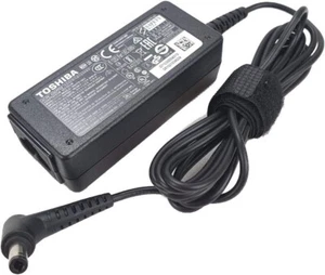 ** LOT TRAVAUX ** 10 x chargeurs d'ordinateur portable Toshiba 45w, 19v authentiques ** LOT TRAVAUX ** - Photo 1/2