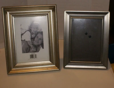 LOTE DE 2 MARCOS DE FOTOS SOBREMESA Tono Plata 1 Metal 1 Madera Benton COLECCIÓN Foto 1 de 4