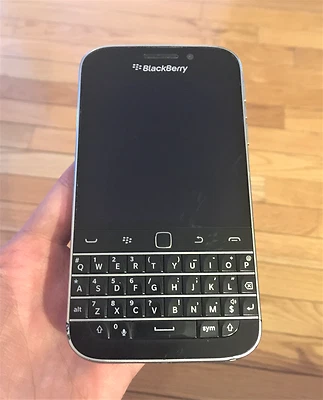 BLACKBERRY CLASSIC Q20 - 16GB - BLACK (Unlocked) -- ON SALE !!! - Image 1 of 4