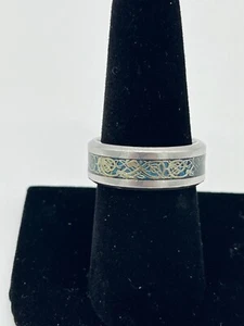Anillo bisutería con color verde en el medio anillo unisex talla 8 - Imagen 1 de 4