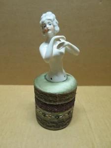 DEMI FIGURINE EN PORCELAINE FEMME surmontant une boite circulaire vers 1900 - Foto 1 di 6