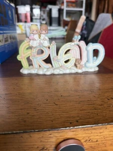 Precious Moments Alphabet Buchstaben Banner FRIEND 2002 8" (Top Zustand) - Bild 1 von 11