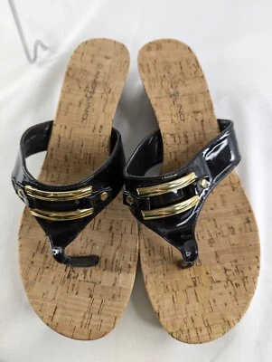 Sandalia BANDOLINO "Be Heard" Tanga Corcho Cuña Negro Patente Talla 7 1/2 Hebilla Dorada Foto 1 de 4
