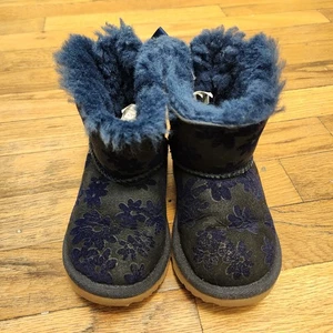 UGG Mini Bailey Schleife marineblau Blumenmuster Kleinkind - Größe 8 - Bild 1 von 8