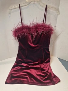 Abito rosso in velluto con borchie, taglia Med, spalline, lunghezza corta  - Foto 1 di 9