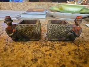 Monkey Butler Kerzenhalter (2) hängend an einem Korb gekleidet in rot mit einem Apfel. - Bild 1 von 11