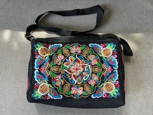 Vibrant floral embroidery on a black bag with a shoulder strap 10 x 7 x 3 - Picture 1 of 4