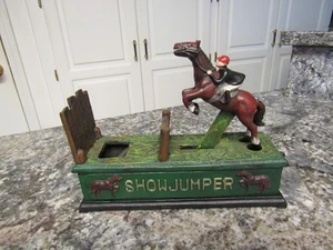 Banco meccanico vintage in ghisa cavallo e fantino " SHOW JUMPER " Show Jumper - Foto 1 di 10