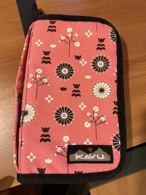 Cartera con cremallera de tela floral Kavu usada en excelente estado con tarjeteros y ventana para fotos Foto 1 de 4