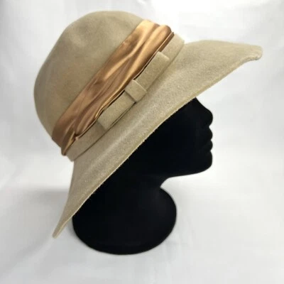 Sombrero de terciopelo Betmar vintage ala ancha redondo beige fieltro de piel con lazo banda satinada usado en excelente estado Foto 1 de 4