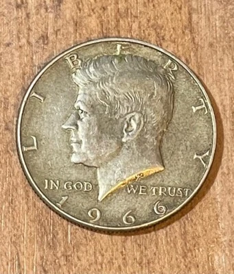 Moneda de medio dólar Kennedy 1966 50₵ ● Sin marca de ceca (P) ● 40% Ag ● Buen tono/pátina Foto 1 de 4
