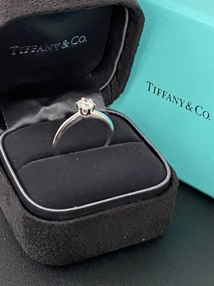 Обручальное кольцо с одним бриллиантом Tiffany & Co платина VS 0,44 карата 1 камень - Изображение 1 из 4