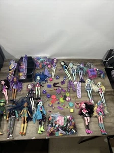 Monster High 16 Doll HUGE LOT Tons Of Outfits Accessories Shoes Older Rare Ones - Picture 1 of 24