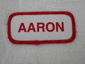 AARON USATO SERIGRAFIA VINTAGE CUCITO SU NOME TOPPA ETICHETTE COLORI ASSORTITI - Foto 1 di 4