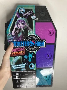Monster High Skulltimate Secrets Series 3  Neon Frights Doll TWYLA  - Picture 1 of 5