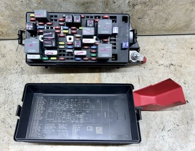 2008-2011 BUICK LUCERNE CADILLAC DTS REAR FUSE BOX UNDER SEAT 13599109 - Image 1 of 4