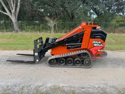 Minicargadora de pie Ditch Witch SK800 Foto 1 de 4