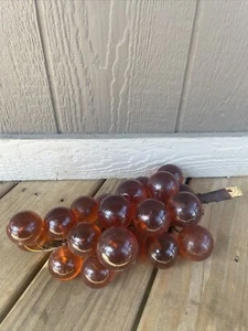 Vidrio ámbar decoración racimo de uva acrílico lucite naranja de mediados de siglo vintage - Imagen 1 de 3