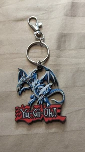 Yu-Gi-Oh Portachiavi Gomma Drago Metallo Bianco Occhi Blu 1996 - Foto 1 di 4