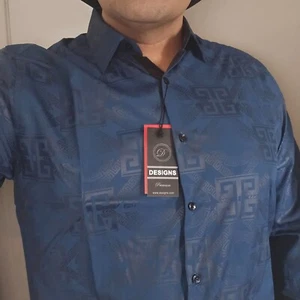 Camicia colore blu e argento taglia L con linee di disegno geometrico nuova - Foto 1 di 9