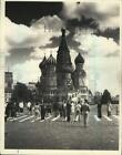 1988 Press Photo Visitors at the St. Basil's Cathedral in Moscow, Russia