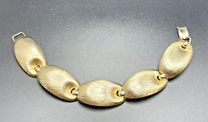 Brazalete de eslabones de metal chapado en oro cepillado Napier vintage 7,5" hecho en EE. UU. - Imagen 1 de 5