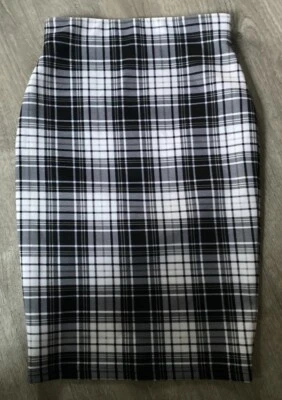 Falda de corazones de lentejuelas pequeña hasta la rodilla sin forro lápiz a cuadros negro Foto 1 de 4