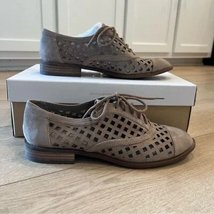 NEW IN BOX Jessica Simpson Dalasia Perforated Suede Oxford Taupe Size 9 - Picture 1 of 6