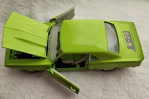 ERTL 1:18 Scale-Diecast 1969 Chevrolet Camaro - Lime Green - Picture 1 of 12