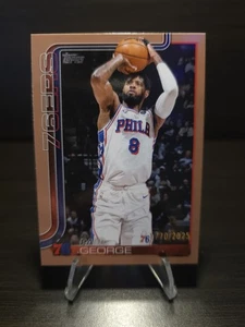 2025 Topps NBA #23 Paul George Gold 1214/2025 - Hilly 76ers - Bild 1 von 2