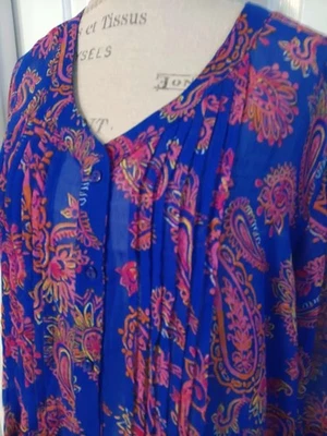 NUEVO~AZUL~Gasa~BLUSA~Túnica~TOP~ Abotonable~PAISLEY~Pintucked ~AZUL Y ROSA~2XL Foto 1 de 4