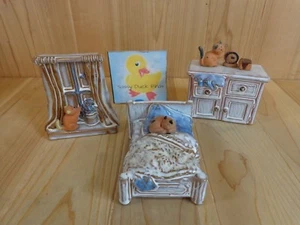 Katzenfiguren 3er Set blau weiß Ton Bett Kommode Fenster - Bild 1 von 6