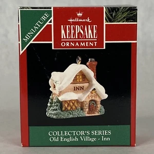 Hallmark Keepsake adorno de Navidad - Old English Village Inn - 4to en serie - Imagen 1 de 12