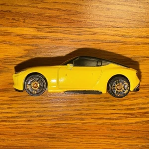 Nissan Z Proto #124 A21 amarillo fresco de fábrica Hot Wheels 2022 - Imagen 1 de 4