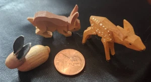 Vintage handgeschnitzte Holz Volkskunst kleine Tiere - 2 HASEN & 1 RENTIER, TÄGLICH S - Bild 1 von 6