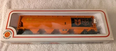 Bachmann HO Scale Government of Canada Cylindrical Grain Covered Hopper In Box - Image 1 of 4