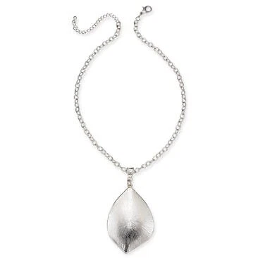 Collar colgante de disco escultural plateado Charter Club Foto 1 de 3