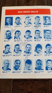 1972-73 SPURS @ GULLS WHL PLAYOFF PROGRAM SIGNED AUTO BY 5 W/RARE DUNC MCCALLUM - Picture 1 of 2