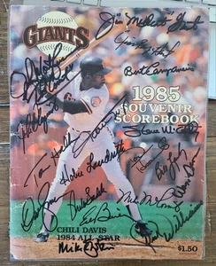 1985 GIANTS SCOREBOOK SIGNED BY 18 WILLIE MAYS DICK WILLIAMS KINGMAN MUDCAT - Picture 1 of 3