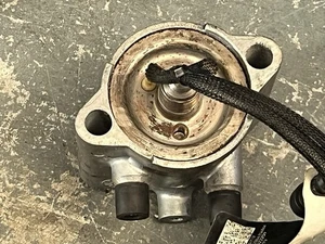 30 25 15 hp Evinrude E-tec FUEL INJECTOR 5010220 5010213 5004428 353748 2017 - Picture 1 of 11