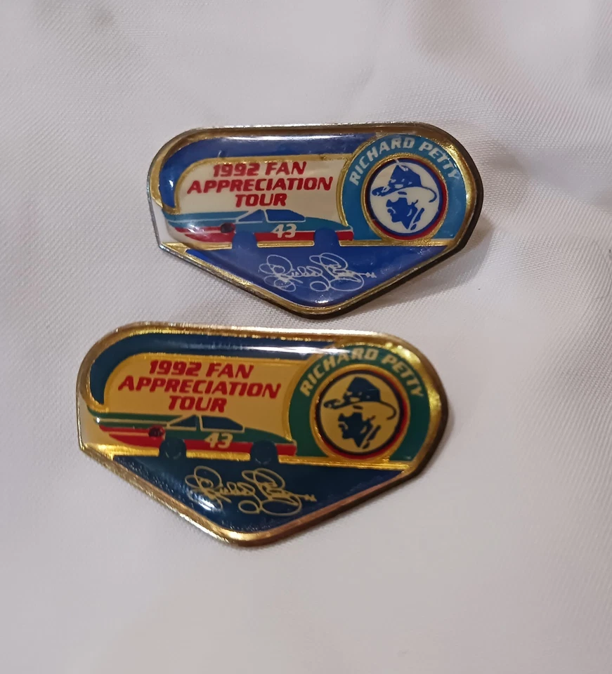 Lote de 2 prendedores de sombrero Richard Petty 1992 Fan Appreciation Tour NASCAR Winston Cup  Foto 1 de 2