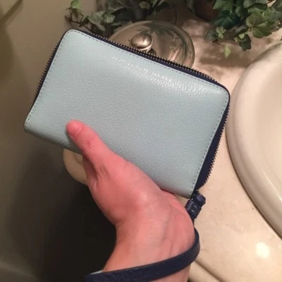 Cartera sin asas Marc by Marc Jacobs Sophisticato de cuero azul bloque de color suave Foto 1 de 4