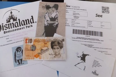 Sello Tenner & Dismaland firmado por Banksy + Postal original 2015 de WSM Lils104 Foto 1 de 4
