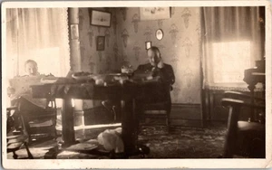 1912 RPPC Uomini che leggono giornale all'interno cartolina d'epoca JC3 - Foto 1 di 2
