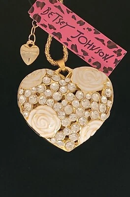 COLLAR COLGANTE Betsey Johnson Filigrana San Valentín Corazón BLANCO Rosas Cristales Foto 1 de 4