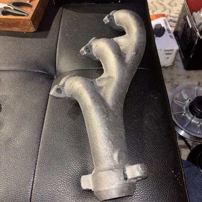 Exhaust Manifold With Ford Explorer Xlt 6 Cyl 4.0L OHV Engine 1998-2000 - Image 1 of 4