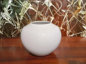 FÜRSTENBERG Germany, edle runde Vase mit Reliefrand in weiß - Höhe 13cm - Picture 1 of 5